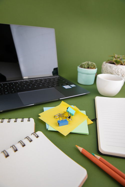 文件夾與便利貼 辦公用品商務攝影的視覺營銷策略